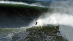 Chileno entra al 'Salón de la Fama' tras surfear la ola más grande del mundo