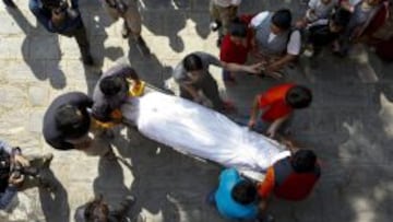 Un grupo de familiares y amigos trasladan uno de los cuerpos de los fallecidos en el alud del viernes en el Everest.