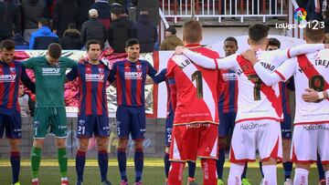 Los Bukaneros protestaron en el minuto de silencio