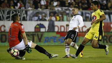 Futbol, Colo Colo vs San Luis
 Septima fecha, campeonato Transicion 2017
 El jugador de Colo Colo Oscar Opazo, centro, marca su gol contra San Luis durante el partido de primera division disputado en el estadio Monumental de Santiago, Chile.
 22/09/2017
 