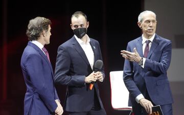 Los presentadores Perico Delgado y Carlos de Andrés con el ciclista Enric Mas.