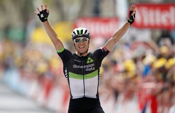 Edvald Boasson, de 'Dimension Data' celebrando la victoria de la 19ª etapa del Tour de Francia 2017.