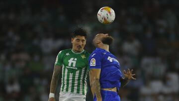 Bellerín gana un balón por alto.