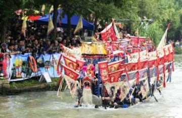 China celebra hoy este festival que conmemora la memoria del poeta chino Qu Yuan, que se ahogó en el 277 antes de Cristo, para protestar contra el gobierno corrupto de su tiempo. Celebración en Hangzhou, provincia de Zhejiang.