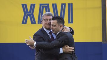 Xavi Hernández y Joan Laporta.