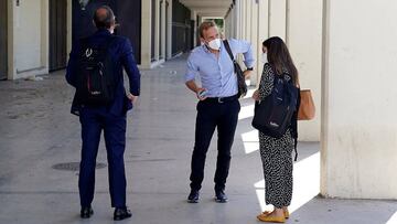 Representantes de AFE, en la puerta de La Rosaleda.