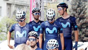 Alejandro Valverde, junto a varios compañeros del Movistar antes de una etapa en el Giro de Italia.