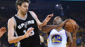 OAKLAND, CA - MAY 14: Kevin Durant #35 of the Golden State Warriors drives with the ball against Pau Gasol #16 of the San Antonio Spurs during Game One of the NBA Western Conference Finals at ORACLE Arena on May 14, 2017 in Oakland, California. NOTE TO USER: User expressly acknowledges and agrees that, by downloading and or using this photograph, User is consenting to the terms and conditions of the Getty Images License Agreement. Thearon W. Henderson/Getty Images/AFP
== FOR NEWSPAPERS, INTERNET, TELCOS & TELEVISION USE ONLY ==