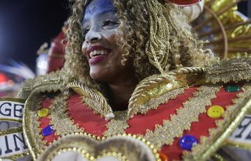 Estos días la ciudad brasileña se viste de gala para disfrutar del Carnaval 2023. Bailes, desfiles, samba... llenan de color la ciudad ciudad costera de Brasil, famosa por sus playas de Copacabana e Ipanema, la estatua del Cristo Redentor sobre el cerro del Corcovado y el morro Pan de Azúcar.