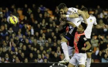 El delantero del Valencia Álvaro Negredo remata para marcar el tercer gol al Almería, durante el partido de la decimonovena jornada de Liga disputado esta tarde en el estadio de Mestalla.
