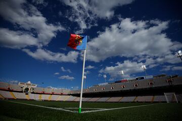 El banderín del Fútbol Club Barcelona esperando al inicio del Clásico.