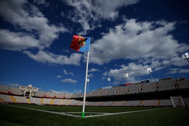 El banderín del Fútbol Club Barcelona esperando al inicio del Clásico.