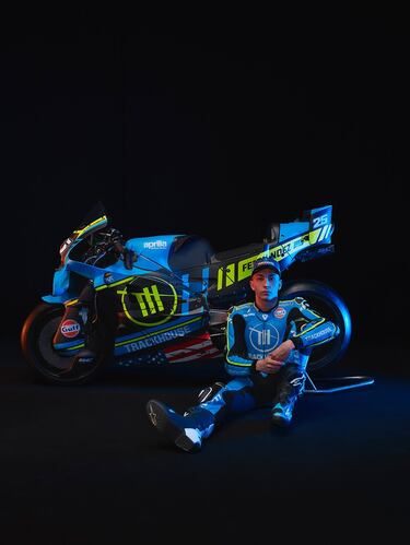 El equipo estadounidense desveló las nuevas decoraciones de sus motos para 2026, fieles a la identidad que les llevó al éxito el año pasado. El azul, el negro y el amarillo fluorescente vuelven a dominar una imagen ahora más agresiva gracias al acabado mate y a los nombres de los pilotos en los carenados, en una puesta en escena que refuerza el espíritu continuista de la marca.