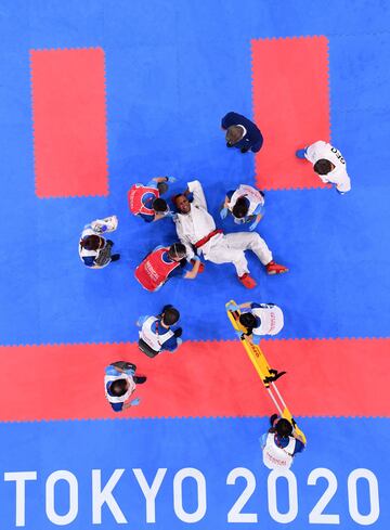 El alemán Jonathan Horne es atendido por los médicos después de una lesión en su combate masculino de kumite + 75 kg en la ronda eliminatoria contra Gogita Arkania de Georgia.