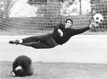 José Ángel Iribar, nacido el 1 de marzo de 1941 en Zarautz (Guipúzcoa). Fue portero del Athletic Club de Bilbao y de la selección española, donde destacó por su seguridad bajo los palos y su liderazgo. Es considerado una leyenda del fútbol español, con más de 600 partidos disputados con el Athletic y campeón de la Eurocopa 1964 con España.