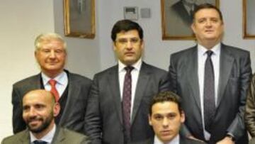 Jesús León, arriba en el centro de la imagen.