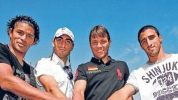 <b>ÉXITO COLECTIVO. </b>Acasiete, Chico, Alves y Pellerano posan para AS en el estadio del Almería.