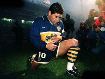 En 1995, tras el castigo de la FIFA por su dopaje en el Mundial de EE.UU 94', Diego Maradona vuelve a vestir la camiseta de Boca Juniors. Entre 1995 y 1997, el '10' disputó 30 partidos, y marcó 7 goles.