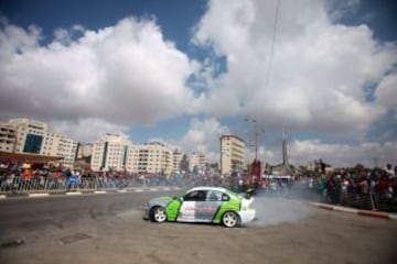 Carrera de coches en las calles de Palestina