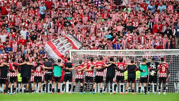 Los jugadores del Athletic Club celebran la victoria contra el Celta de Vigo tras el partido de la jornada 6 de LaLiga en el estadio de San Mamés en Bilbao este domingo. EFE/ Luis Tejido