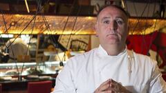 El chef espa&ntilde;ol Jos&eacute; Andr&eacute;s posando en una cocina. 