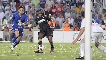 Ighalo marcando el gol del ascenso en Elche.