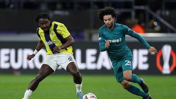 Soccer Football - Europa League - Knockout Phase Playoff - Second Leg - Anderlecht v Fenerbahce - Lotto Park, Anderlecht, Belgium - February 20, 2025 Anderlecht's Cesar Huerta in action with Fenerbahce's Bright Osayi-Samuel REUTERS/Yves Herman