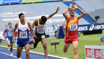 Toni Abadía gana en una carrera táctica de 5.000 metros.