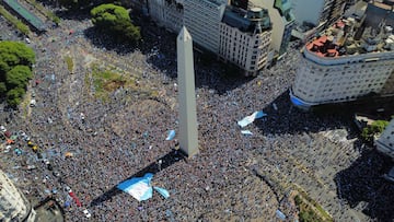 El Obelisco, en Buenos Aires, rodeado de aficionados festejando el triunfo en el Mundial.