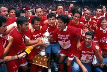 Toluca celebra el título del Verano 1998 en la cancha del Estadio Nemesio Diez.