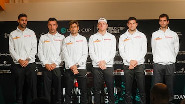 los jugadores de la Selección Española de Tenis. De izquierda a derecha: Marcell Granollers, Roberto Bautista, el capitán David Ferrer, Alejandro Davidovich, Bernabé Zapata y Albert Ramos, tras la rueda de prensa en el Pabellón Municipal de la Font de Sant Lluís, donde se disputará el Grupo C de las Finales de la Copa Davis 2023 del 12 al 17 de este mes.