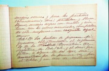 (viene del anterior)
medias oscuras, y para los partidos extraordinarios será: pantalón y blusa blancos, medias negras con vueltas y cinturón con los colores nacionales, completando este uniforme un casquete azul oscuro.

Artículo 19º. Los partidos se jugarán siguiéndose estrictamente el reglamento de la Football Association de Inglaterra, de 1901- 1902, y el socio que faltara a alguna de sus leyes, será amonestado por la primera vez por el árbitro, y en caso de reincidencia,
(continúa en el siguiente)