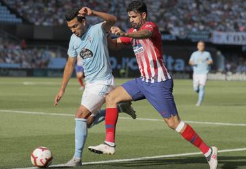El defensa argentino del Celta de Vigo, Gustavo Cabral, lucha por el balón frente al delantero del Atlético de Madrid, Diego Costa