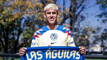 Cristian Calderón posa con la camiseta del América.