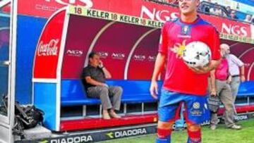 <b>REFUERZO. </b>Camuñas en su presentación con Osasuna.
