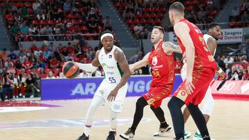 GRAF4197. ZARAGOZA (ESPAÑA), 23/04/2023.- Stefan Jovic del Zaragoza (24) en acción ante Kendrick Perry del Unicaja hoy, durante un partido de la liga ACB, entre Zaragoza Casademont y Unicaja, en Zaragoza (España). EFE/ Javier Belver