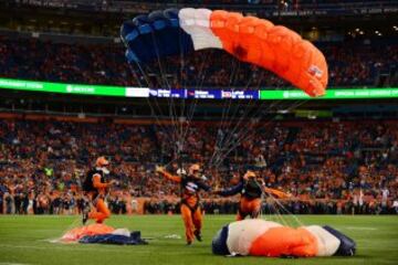 Von Miller, DeMarcus Ware y Brandon Marshall llegando al Sports Authority Field para el partido contra los Texans de su excompañero Brock Osweiler. Venían de camuflaje y con la cara pintada a lo Rambo, pero John Elway les dijo que tenían que venir de naranja y azul marino que si no no les iban a dejar jugar.