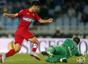 El portero de la Real Sociedad Rulli comete penalti sobre Correa.