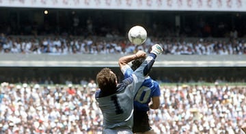 Minutos antes de hacer el gol del siglo, Maradona marcó un gol con la mano que le dio el triunfo a Argentina ante Inglaterra. Esta acción quedó en la historia como 'La Mano de Dios'.