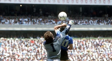 Minutos antes de hacer el gol del siglo, Maradona marcó un gol con la mano que le dio el triunfo a Argentina ante Inglaterra. Esta acción quedó en la historia como 'La Mano de Dios'. 