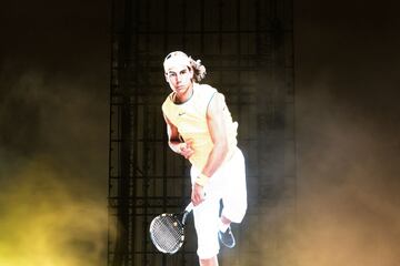 Rafa Nadal se despide del tenis en la Copa Davis en M¨¢laga. Nike y Par¨ªs le han homenajeado proyectando sus im¨¢genes en la Plaza de Trocadero de la capital francesa, donde gan¨® 14 Roland Garros.