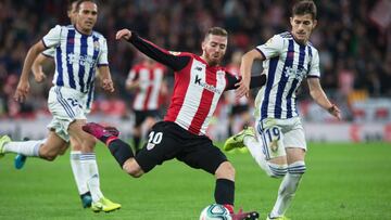 Muniain ante Toni Villa.