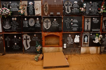 Una lápida apilada dañada se ve en un cementerio el Día de Todos los Santos, después de las fuertes lluvias en Alfafar.