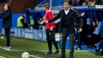 Javier Calleja, entrenador del Deportivo Alaves, gestos durante la liga española, La Liga Santander, partido de fútbol jugado entre Deportivo Alaves y Levante UD en el estadio Mendizorroza el 06 de noviembre de 2021 en Vitoria, España.