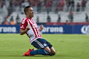 Algunos rumores lo colocan en la MLS o la Bundesliga, de no salir, tendría su lugar garantizado en el 11 de Chivas. 