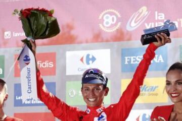 El ciclista colombiano del equipo Orica Esteban Chaves en el podio con el maillot de líder tras proclamarse vencedor de la segunda etapa de la Vuelta Ciclista a España, con salida en Alhaurín de la Torre y llegada en Caminito del Rey, con una distancia de 158'7 kilómetros.