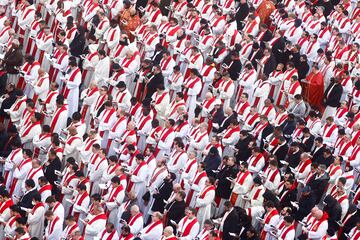 Miembros del clero durante el funeral de Benedicto XVI en la Plaza de San Pedro del Vaticano. 