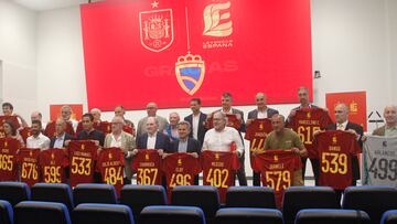 GIJÓN, 12/08/2022.- Foto de familia de los 20 exfutbolistas internacionales que jugaron en equipos asturianos y en la selección española reconocidos como "leyendas de España", este viernes en la sede de la Federación de Fútbol del Principado, en Gijón. EFE/Juan González