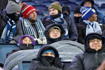 Los aficionados afrontan las glidas temperaturas mientras ven el partido entre el Inter de Miami y el Sporting de Kansas City durante la Copa de Campeones de la CONCACAF.
