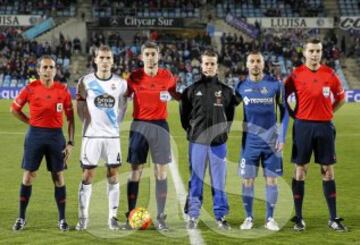 El árbitro Alberto Undiano Mallenco, arropado por los capitanes de ambos equipos, Bergantiños y Lacen, los asistentes Roberto Díaz Pérez, Jesús Zancada y el cuarto árbitro Miguel Angel Vila